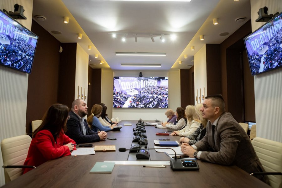 Курские чиновники и депутаты отложили все дела и смотрят «Итоги года» — прямую линию с президентом Владимиром Путиным