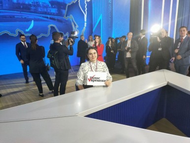 Журналисты продолжают работать, берут интервью у тех, кто задал вопросы, записывают последние слова для своих программ