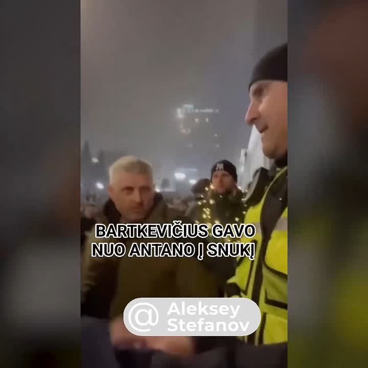 Алексей Стефанов: Литовский нацист Валдас Барткевичюс, осквернивший памятник советским воинам в Курской области во время ее оккупации ВСУ, получил по морде в Литве