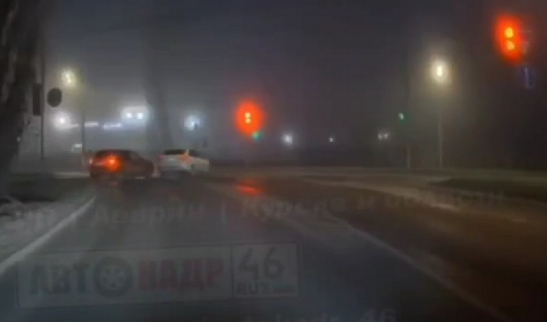 В Курске выехавший на красный водитель спровоцировал аварию