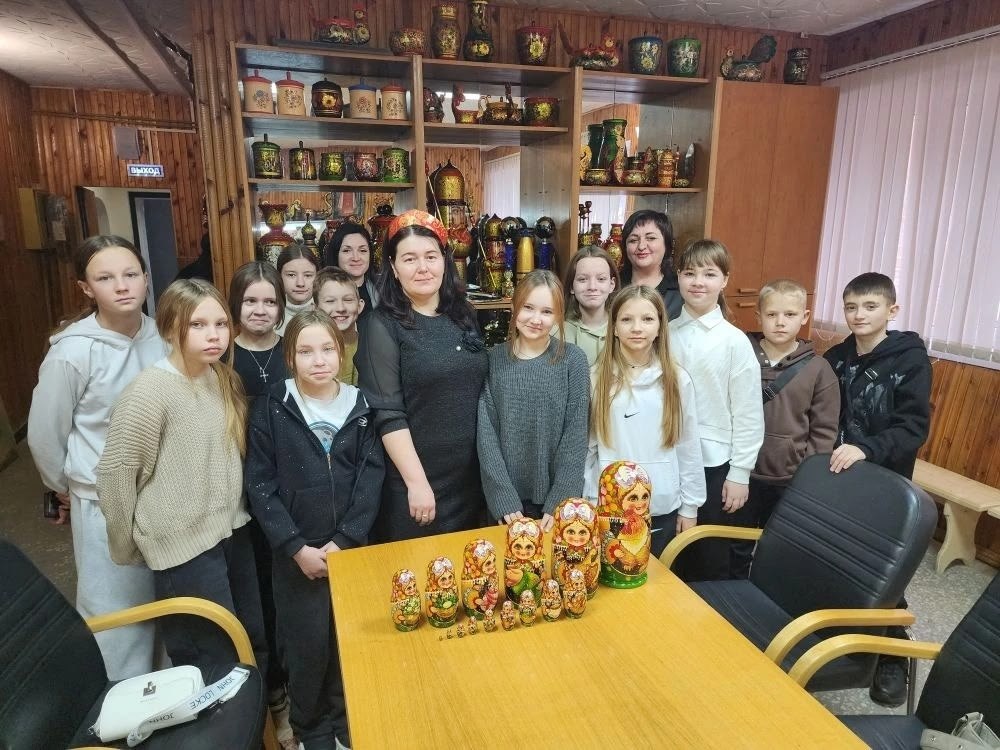 Участники Движения Первых совместно с Галиной Александровной Поволяевой, заместителем директора по воспитательной работе, и Евгенией Павловной Сазоновой, учителем русского языка и литературы, посетили комбинат хохломской...