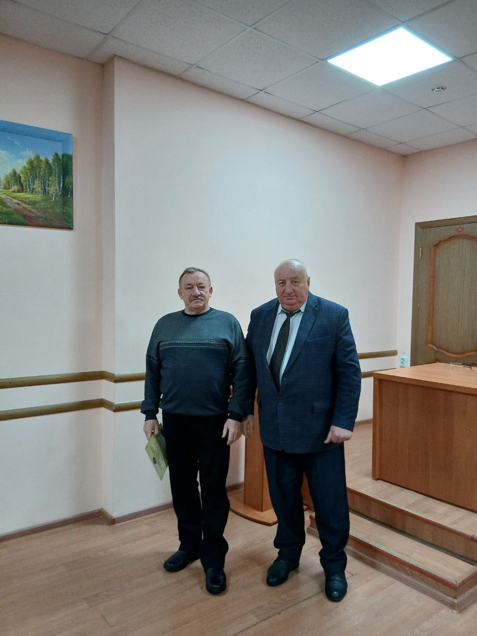 Геннадий Енютин: Сегодня на еженедельной районной планерке поздравил с 65-летием со дня рождения оперативного дежурного ЕДДС Солнцевского района Рышкова Николая Викторовича и вручил ему Почетную грамоту Солнцевского района