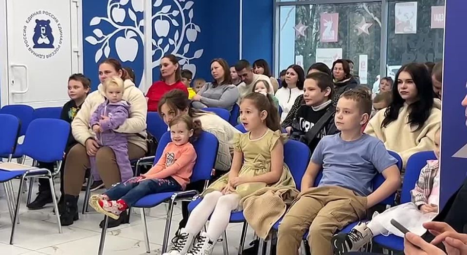 Павел Золотарев: В штабе общественной поддержки Партии "Единая Россия" был организован детский предновогодний праздник для ребят из Глушковского района