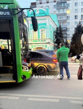 В центре Курска автобус попал в аварию