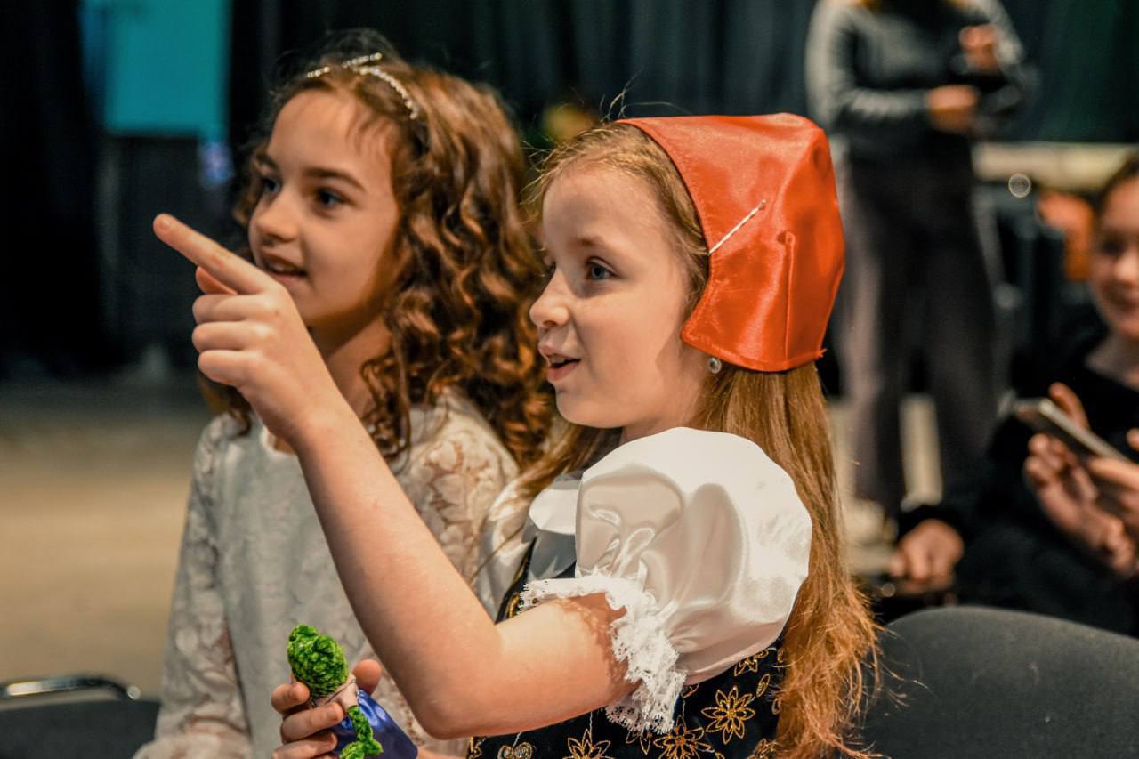 Ребята из школ Суджанского района побывали в гостях у сказки! По приглашению Национального мониторингового центра помощи пропавшим и пострадавшим детям мальчишки и девчонки посетили представление «Новый год в Простоквашино»