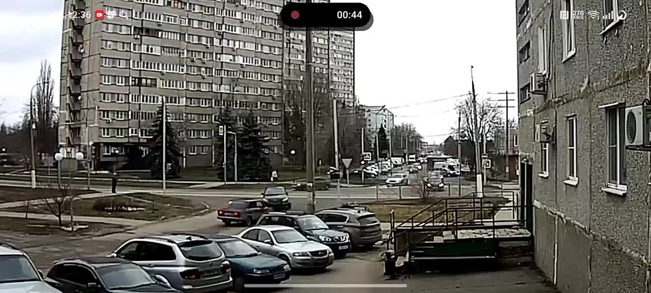 В Курчатове лихач снёс светофор