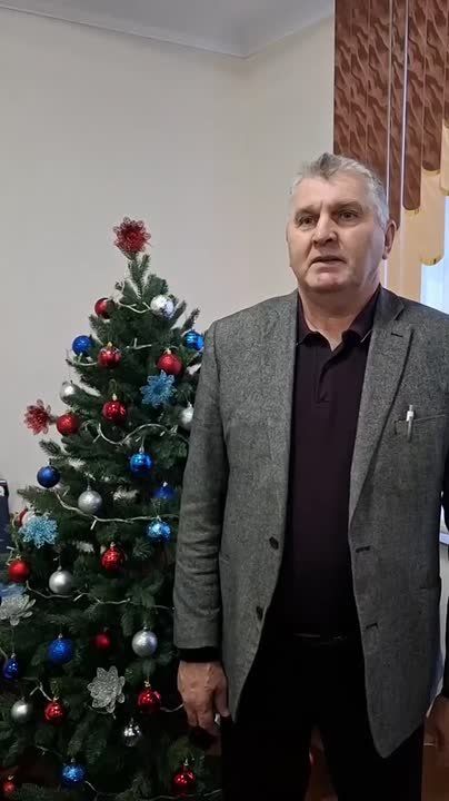 Друзья! С наступающим Новым годом! Поздравляет партиец, глава Беловского района Николай Волобуев