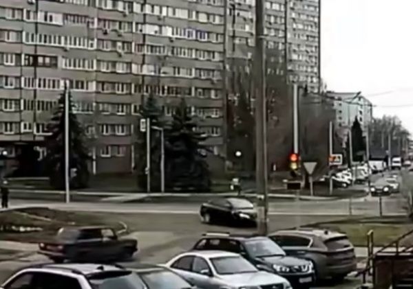 В Курчатове лихач протаранил светофор и попал на камеры видеонаблюдения
