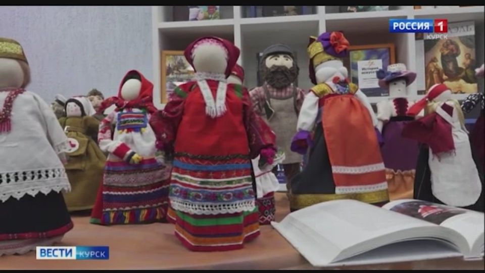 «Рукотворная традиция». Курские «золушки» и обереговые петухи — этно-маркет по проекту «Гений места» прошел в центральной детской библиотеке