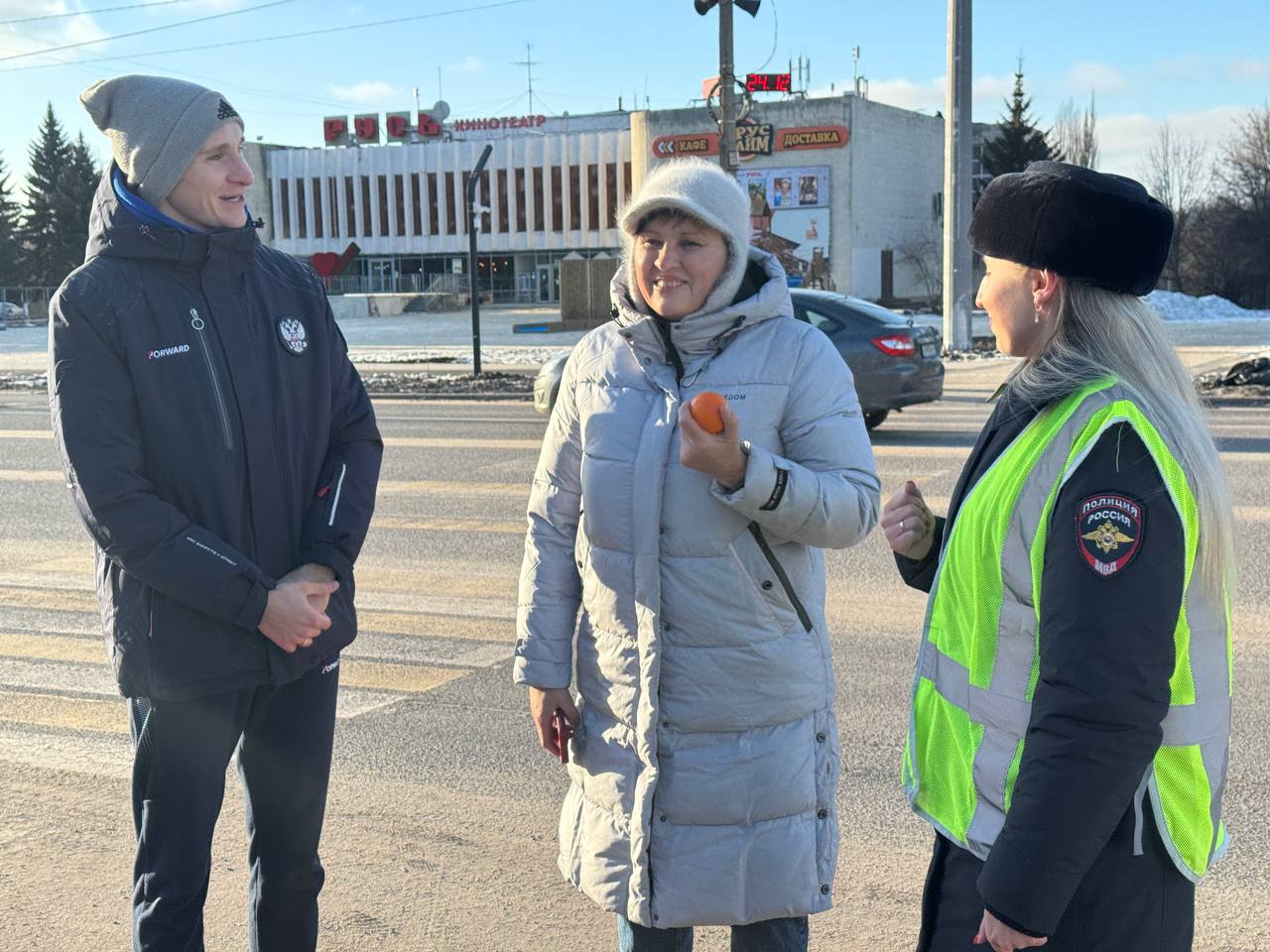 В Железногорске к акции «Мандарин трезвости» вместе с полицейскими присоединился пятикратный чемпион России по легкой атлетике