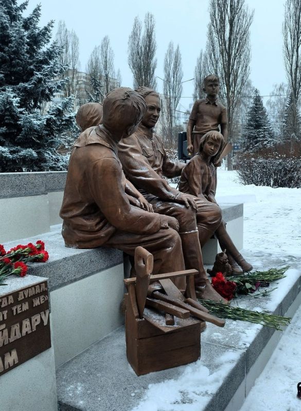 В Курске открыли памятник Аркадию Гайдару и тимуровцам