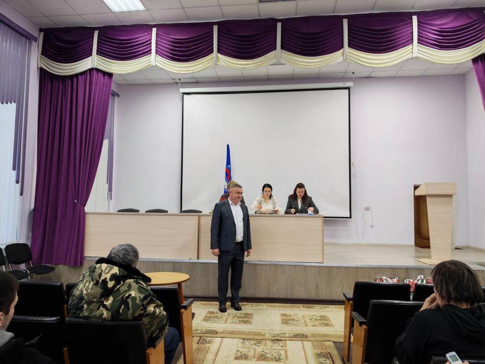 Сегодня, 26 декабря 2025 года, в актовом зале Администрации Октябрьского района прошла радостная жеребьевка, приуроченная к вручению ключей от жилых домов и квартир детям-сиротам и детям, оставшимся без попечения родителей