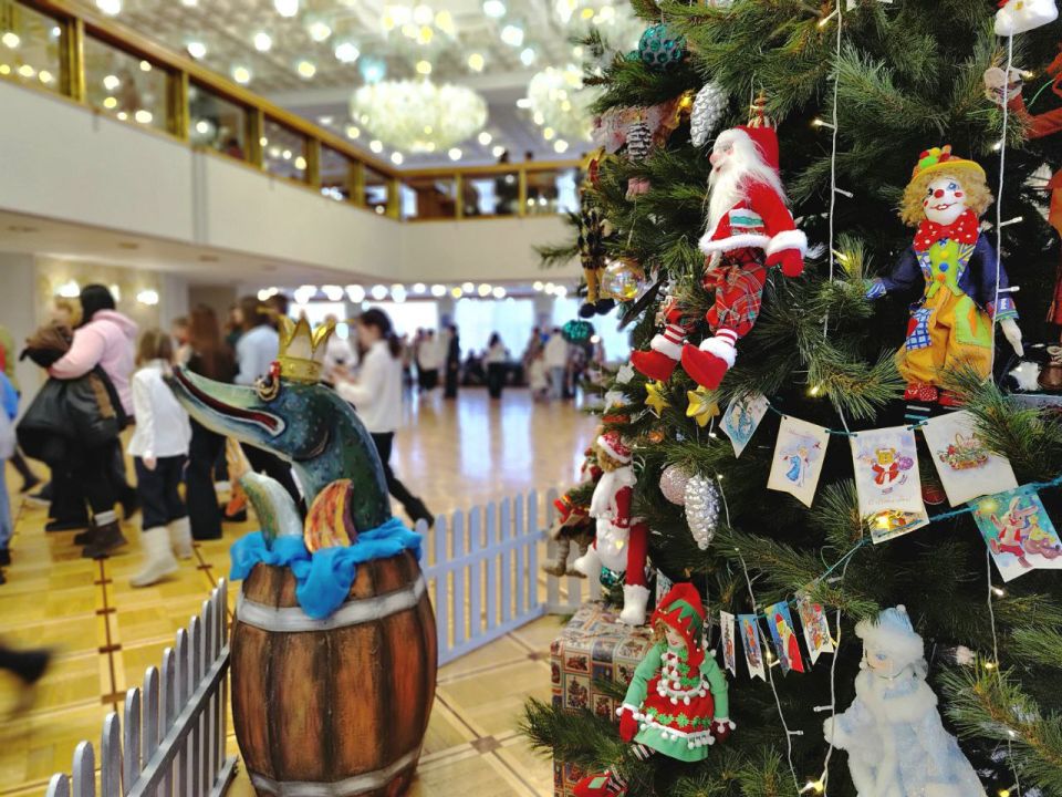 В драмтеатре идет традиционная Губернаторская ёлка для юных курян