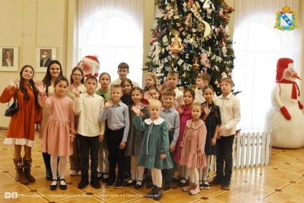 Традиционно в канун Нового года для ребят из приграничья, многодетных, малообеспеченных и находящихся в трудной жизненной ситуации семей, воспитанников социальных учреждений, а также для детей с ограниченными возможностями...
