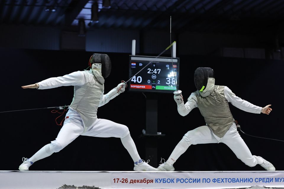 КУБОК ВЕРНУЛИ В КУРСК. После годичного перерыва победительницами командных соревнований по рапире среди женщин на Кубке России по фехтованию вновь стали рапиристки первой сборной Курской области Виталина Анащенкова...