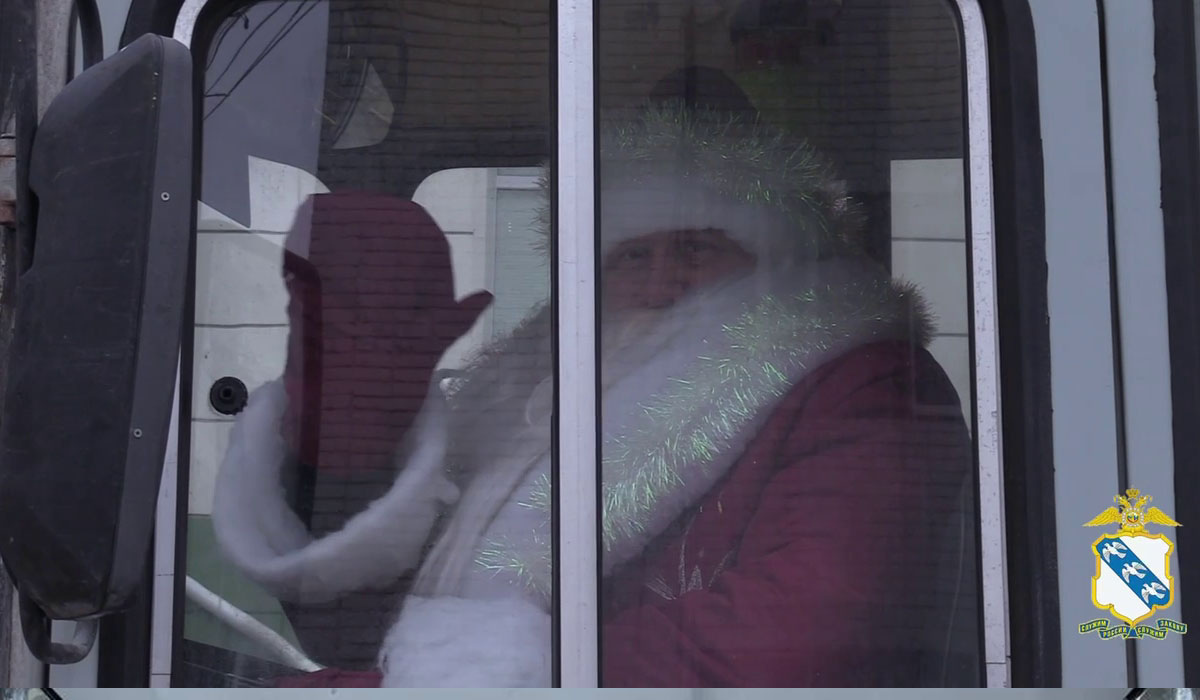 В Курской области полицейский Дед Мороз устроил детям праздник