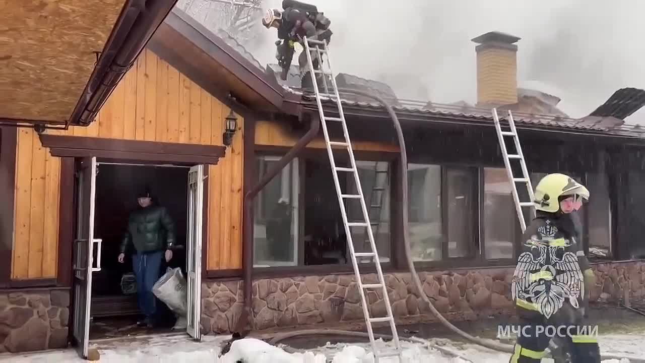 Замкнуло: в Курске вспыхнула беседка