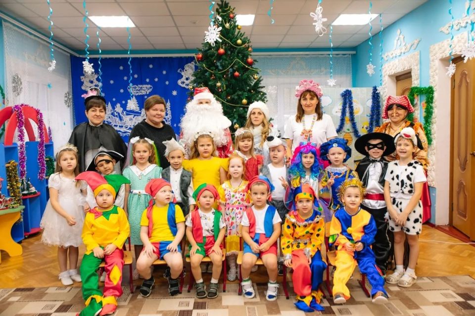 Новогодний праздник — это время, когда каждый ребенок верит в чудо, когда все вокруг них наполнено радостью и ожиданием новых свершений