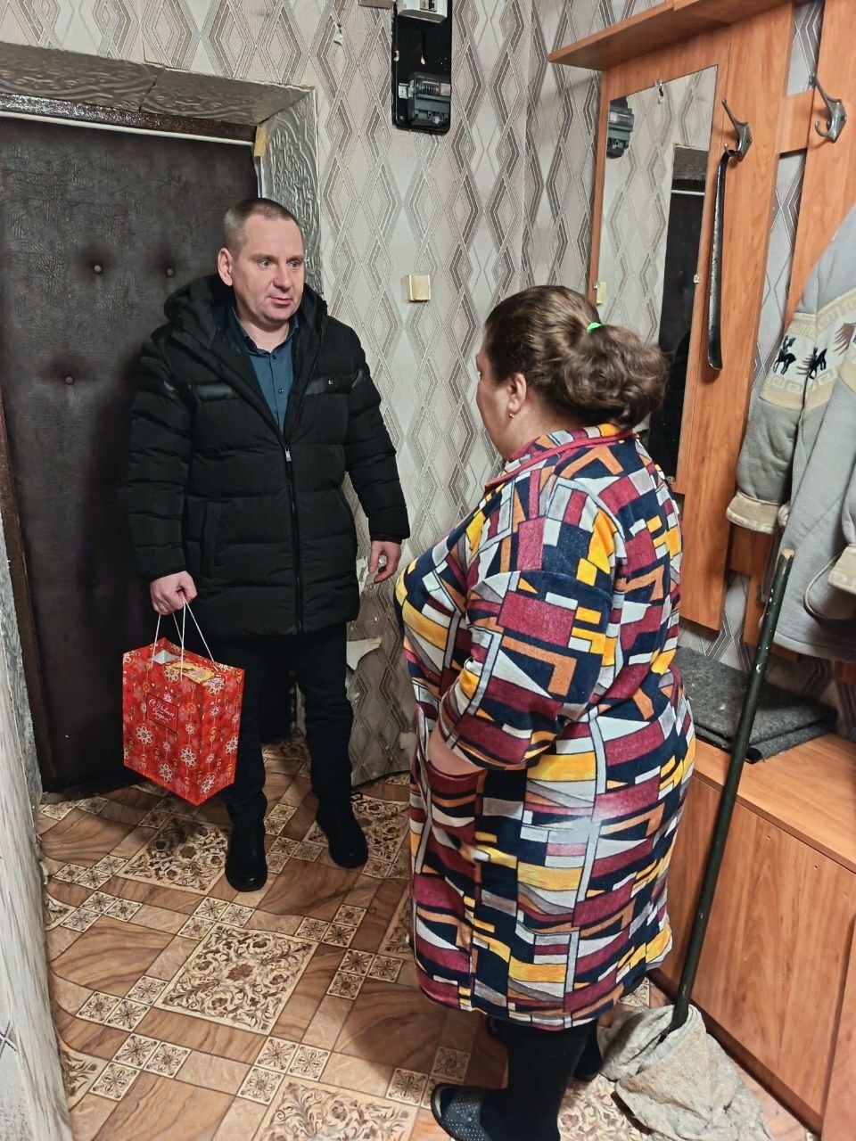 В канун праздников председатель комитета социальной защиты населения Курска Сергей Брежнев навестил граждан, признанных недееспособными и находящихся под опекой комитета