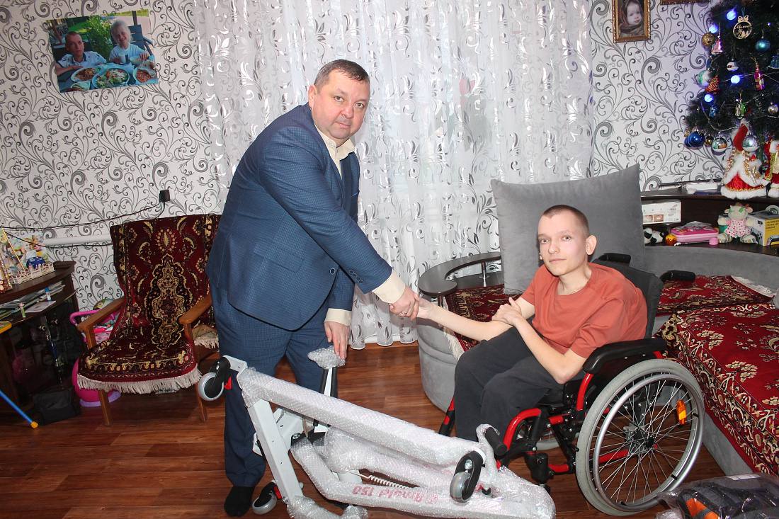Хинштейн передал электроподъемник жителю Дмитриевского района с редким заболеванием
