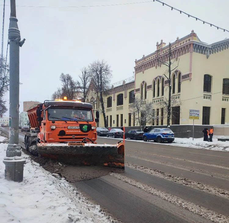 Весь день на улицах Курска шла уборка снега
