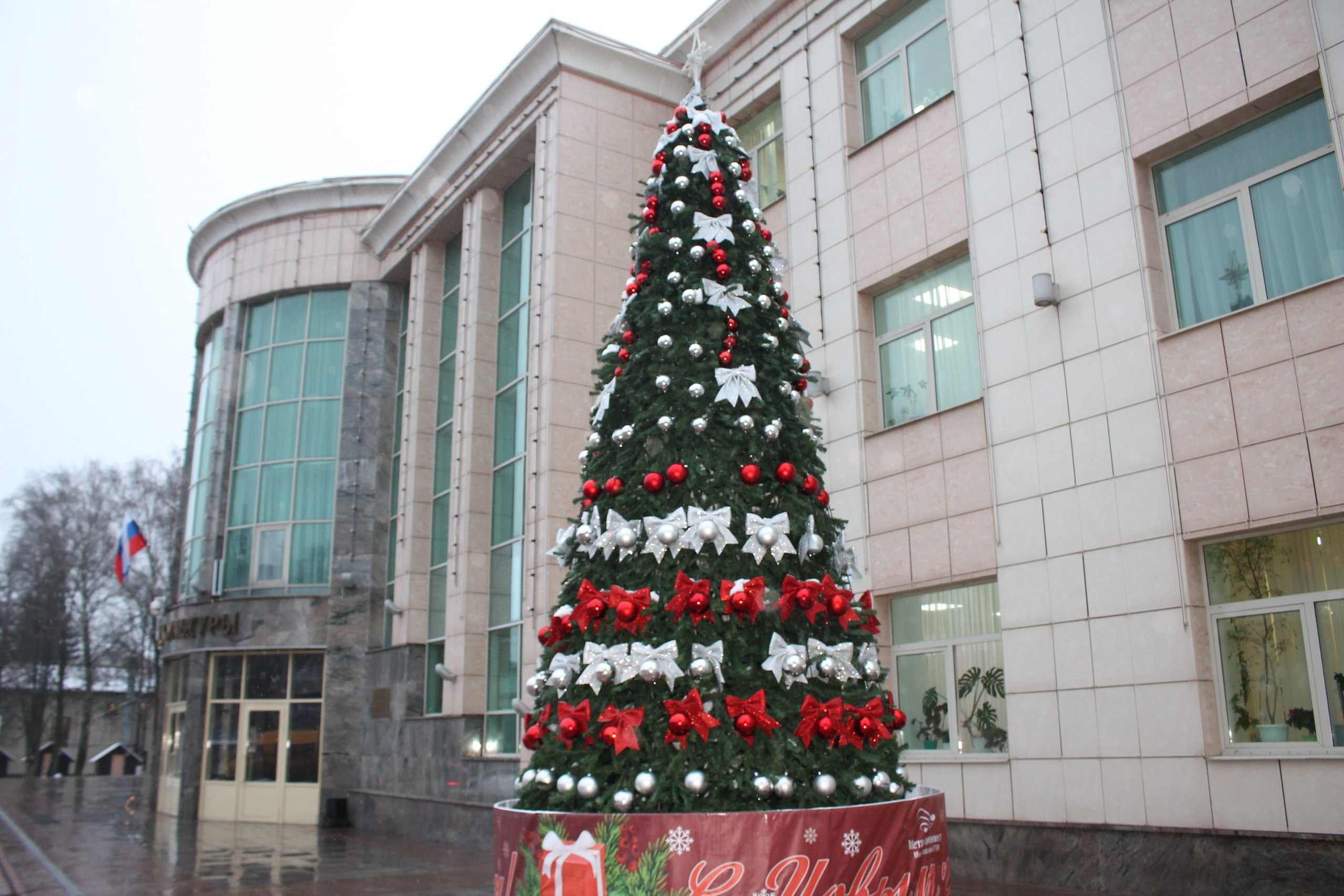 Железногорск активно готовится к новогодним праздникам, постепенно наполняясь светом и праздничной атмосферой
