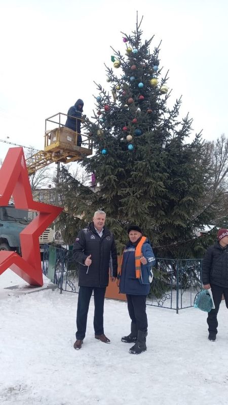 По просьбам жителей у кинотеатра "Родина" в Курска молниеносно установили еще одну новогоднюю елку
