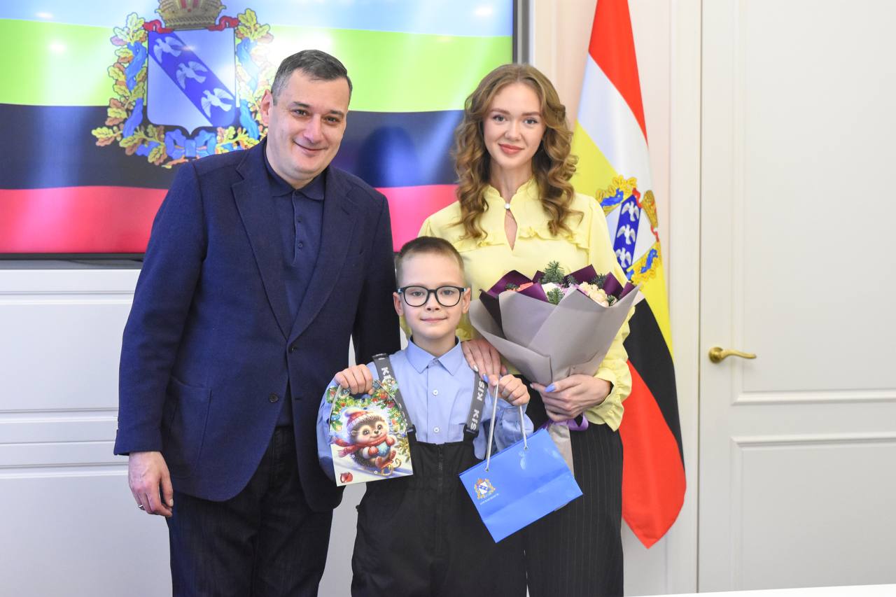 Хинштейн подарил юным курянам наручные часы, смартфон и смарт-часы