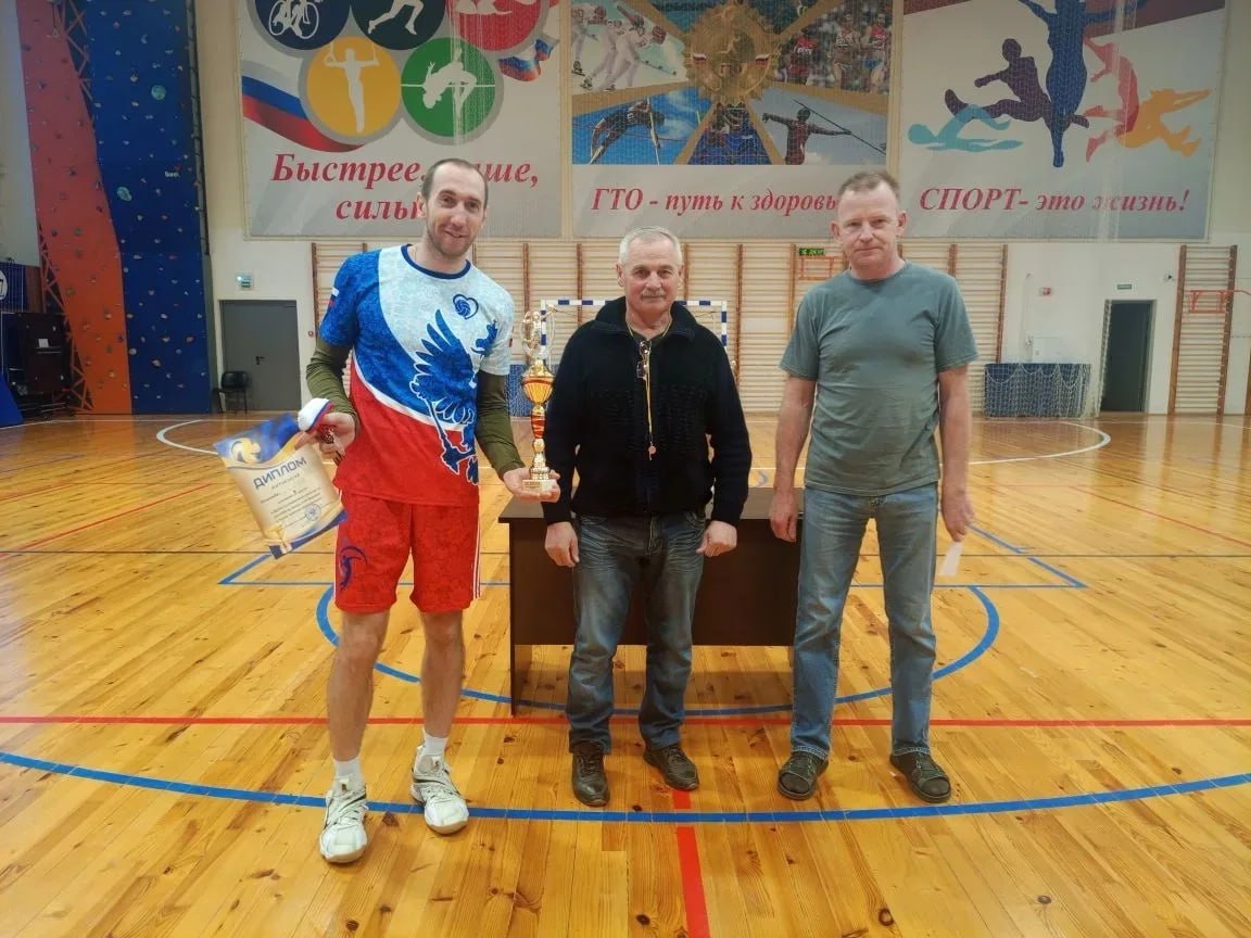 Геннадий Енютин: 28 декабря состоялся финальный этап Кубка Солнцевского района по волейболу 2025 г. За победу боролись 4 команды - победители отборочного тура, в составе которых люди разных возрастов и профессий