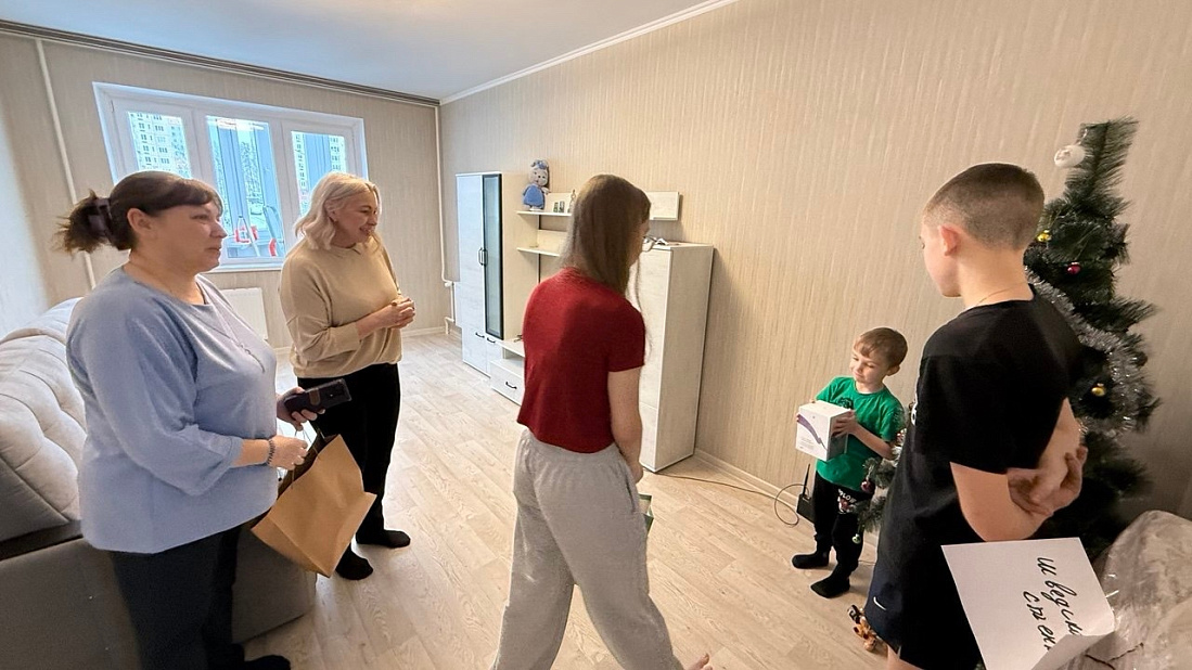 Елена Атанова вручила подарки детям из Беловского района