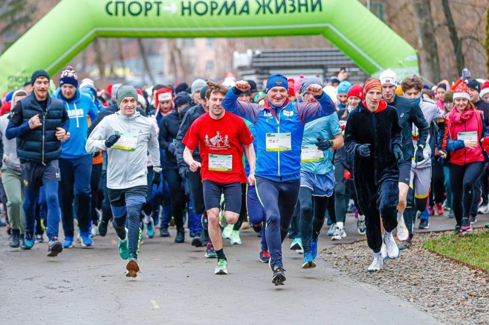 1 ЯНВАРЯ БЕЖИМ!. Спортивный 2026 год в Курске начнется ровно в 12 часов дня 1 января! Традиционный новогодний забег состоится в областном центре в парке Боева дача