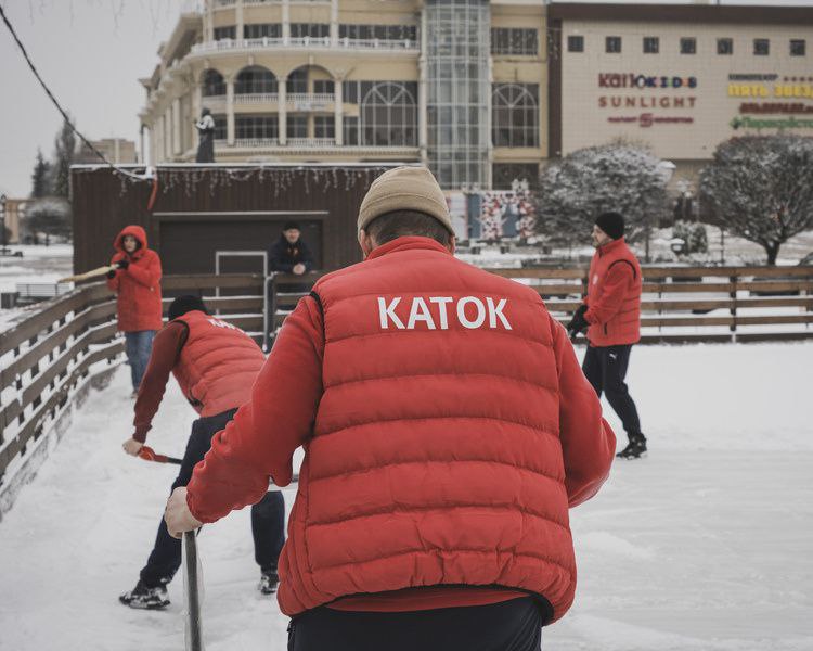 Владимир Зайцев: Уважаемые жители Большесолдатского района, информирую вас о том, что уже с середины декабря в г. Курске открыты 2 катка: