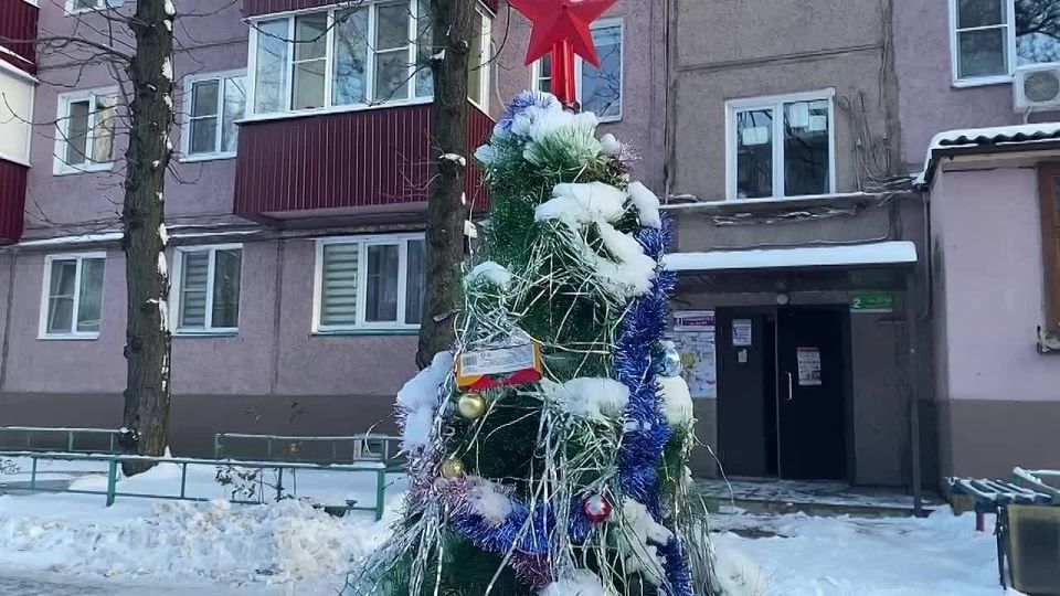 Мэр Курска в костюме Деда Мороза исполнил желание 15-летней Ксюши