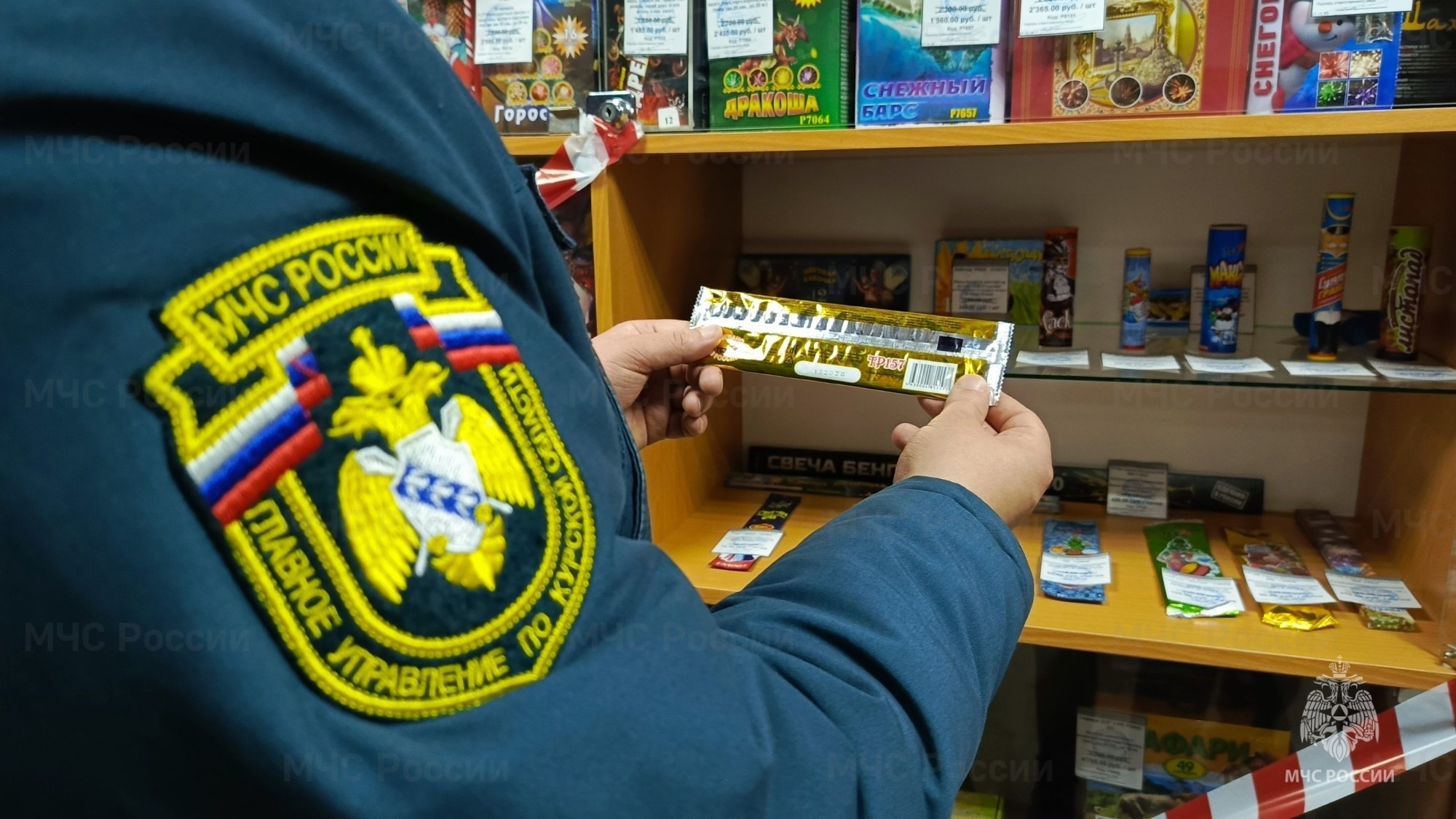 Безопасный праздник: инспекторы МЧС России напоминают о правилах продажи и использования пиротехники