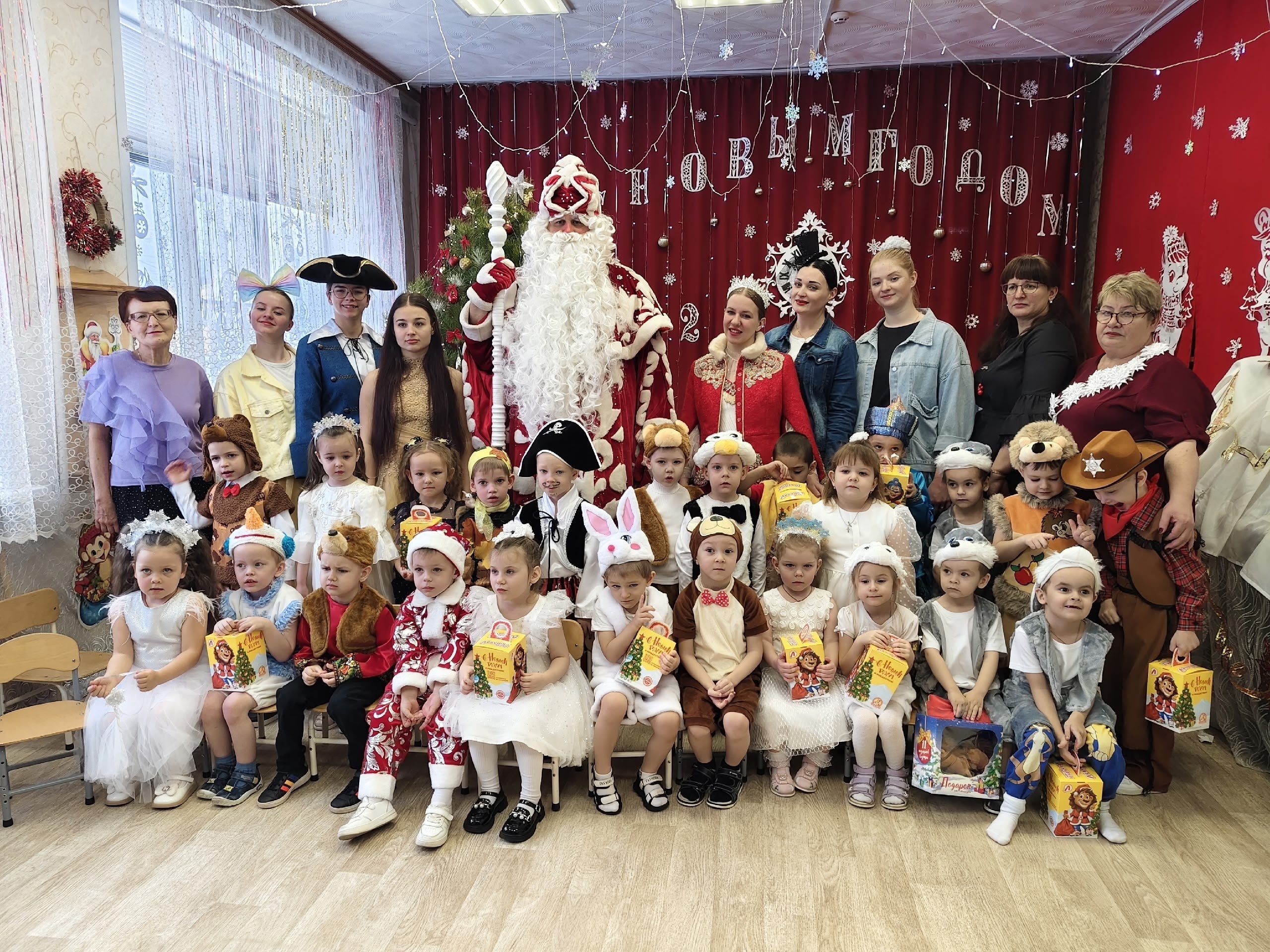 В средней группе МКДОУ "Детский сад "Аленушка"" состоялся яркий и весёлый новогодний утренник