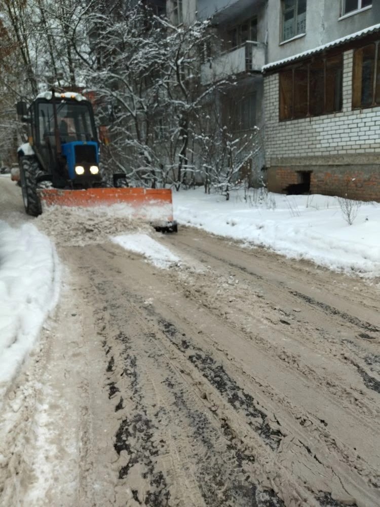 В Курске продолжается уборка снега в частных секторах