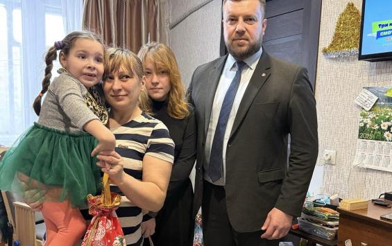 Замгубернатора Евгений Лобов вручил подарки детям из Курска и Суджанского района по акции Елка желаний