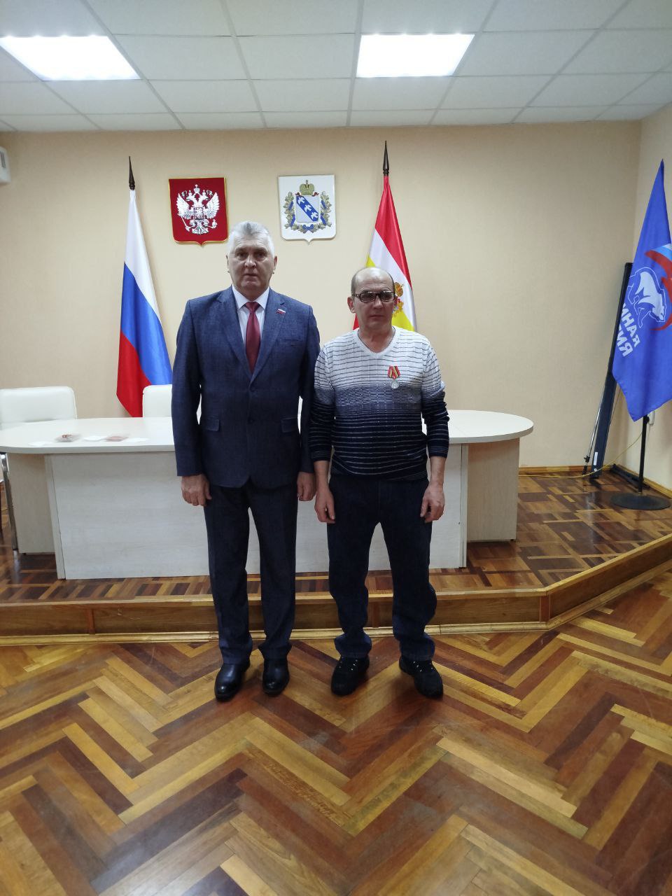 Николай Волобуев: Сегодня по поручению губернатора Курской области Александра Евсеевича Хинштейна вручил награды "Защитник Курской области" Алымову Николаю Владимировичу, Сорокину Анатолию Григорьевичу и Червоткину Андрею...