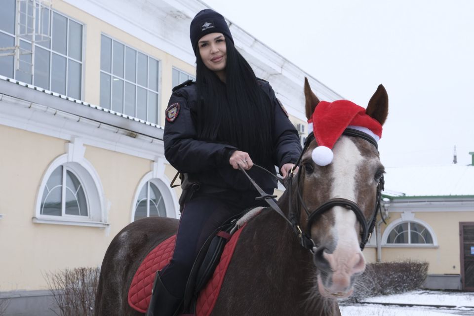 Центр города Курска будет патрулировать конная полиция – Снегурочка и Дед Мороз на орловских рысаках Властелине и Изумруде