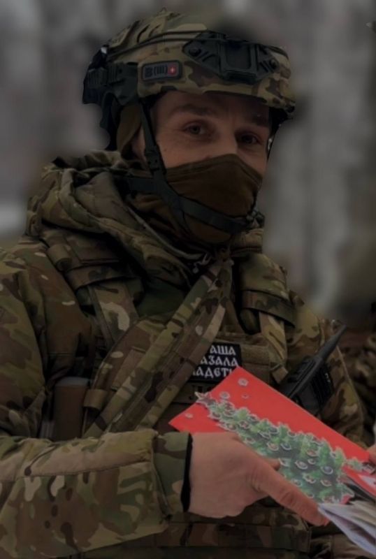 Добровольцам бригады «БАРС-Курск» передали поздравительные новогодние открытки, письма и рисунки от ребят Суджанского района