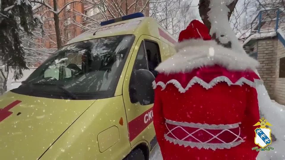 В Курске «Полицейский Дед Мороз» поздравил сотрудников органов внутренних дел, которые будут нести службу в праздничные дни, в том числе в новогоднюю ночь