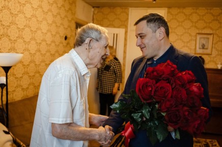 Александр Хинштейн поздравил с Новым годом участника Курской битвы Михаила Жакова