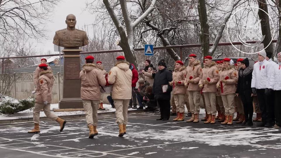 1 В Донецке открыли бюст и присвоили имя школе в честь дважды Героя России Михаила Гудкова