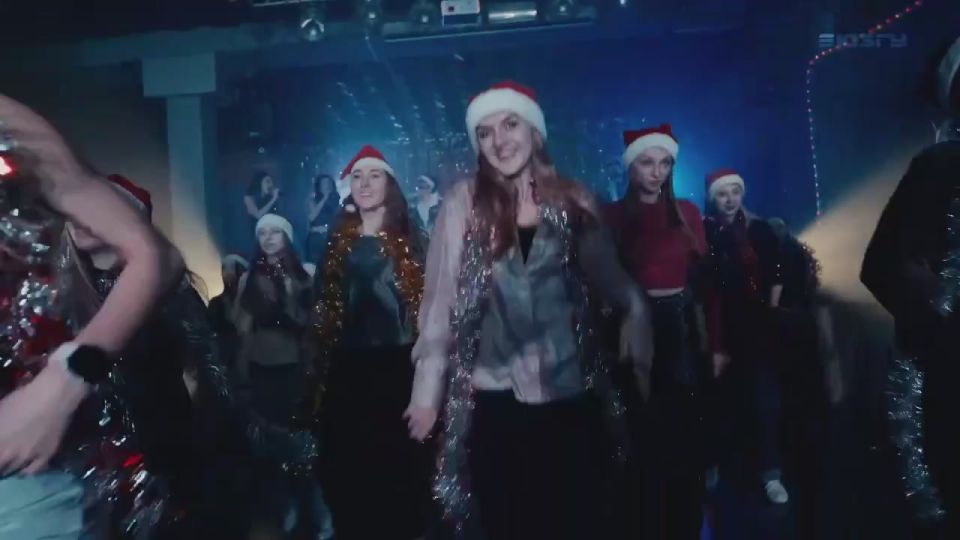 Концертно-творческая студия ЮЗГУ подготовила зажигательный и позитивный клип на всеми любимую песню «Новый год к нам мчится»