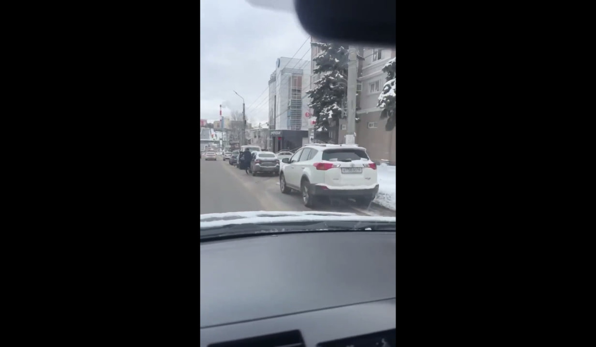 Мэр Курска Евгений Маслов просит автовладельцев убрать машины для уборки снега