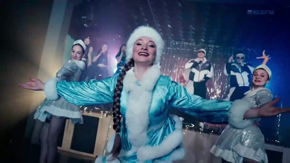 Дорогие друзья! Концертно-творческая студия ЮЗГУ подготовила для вас замечательный музыкальный подарок – зажигательный и невероятно позитивный клип на всеми любимую песню «Новый год к нам мчится»
