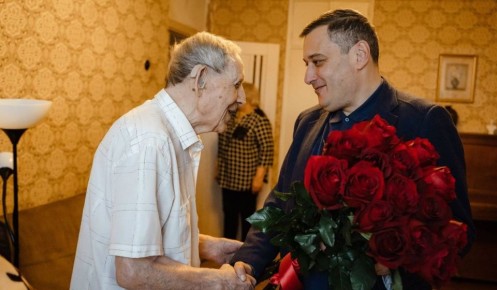 Губернатор Курской области поздравил 103-летнего ветерана с Новым годом