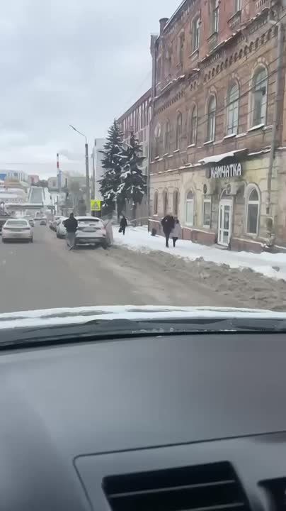 Мэр Курска призвал автовладельцев убрать машины для расчистки улиц от снега