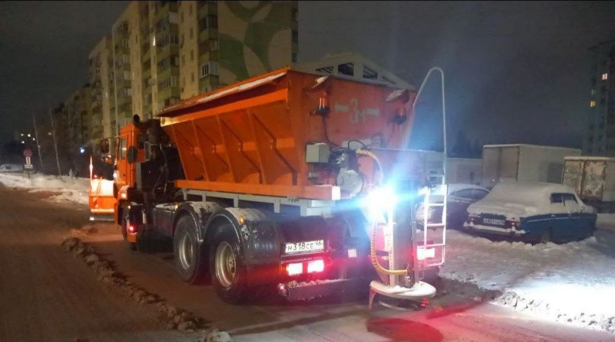 74 автомобиля спецтехники расчищают курские улицы от снега