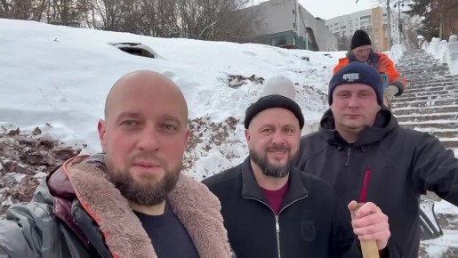 Мэр Курска принял участие в очистке городской лестницы от снега